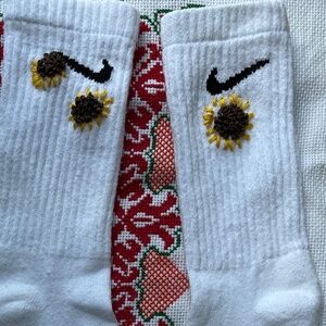 Nike unisex white socks with embroidery, size 6-10